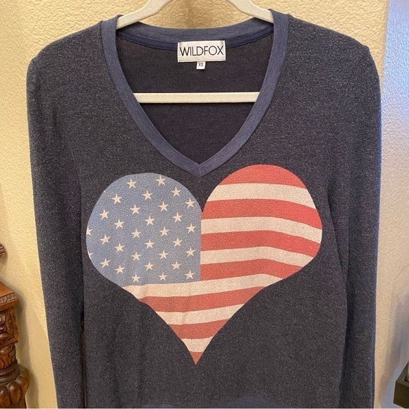 WILDFOX Women Blue American Flag Heart V-Neck Sweater Size Xsmall - Picture 3 of 7